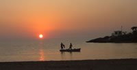 Pesca en la puesta del sol en el la Boca: Visión desde el Villa Rio-Mar.